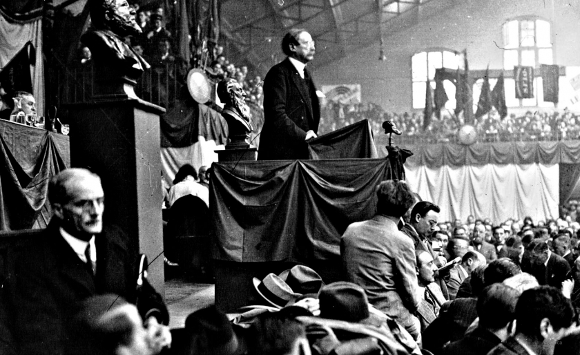 Ἰ&delta;&epsilon;&omicron;&lambda;&omicron;&gamma;ί&alpha; ἢ &delta;&eta;&mu;&omicron;&kappa;&rho;&alpha;&tau;&iota;&kappa;ὴ &pi;&rho;&alpha;&gamma;&mu;&alpha;&tau;&iota;&kappa;ό&tau;&eta;&tau;&alpha;: &tau;ὰ &delta;&iota;&lambda;ή&mu;&mu;&alpha;&tau;&alpha; &tau;ῆ&sigmaf; &sigma;&omicron;&sigma;&iota;&alpha;&lambda;&delta;&eta;&mu;&omicron;&kappa;&rho;&alpha;&tau;ί&alpha;&sigmaf; &sigma;&tau;ὸ&nu; &epsilon;ἰ&kappa;&omicron;&sigma;&tau;ὸ &alpha;ἰώ&nu;&alpha;