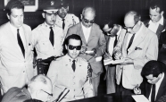 Ο στρατηγός Ραφαέλ (Ράμφις) Τρουχίλιο ο νεότερος (κέντρο), γιος του διαβόητου δικτάτορα της Δομινικανής Δημοκρατίας Ραφαέλ Τρουχίλιο, κατά τη διάρκεια συνέντευξης Τύπου στις 3 Ιουνίου, μετά τη δολοφονία του πατέρα του στις 30 Μαΐου, στην τότε ονομαζόμενη «Πόλη του Τρουχίλιο» (σημερινό Σάντο Ντομίνγκο), δηλώνοντας ότι οι Αρχές έχουν συλλάβει περί τους 60 υπόπτους. © Bettmann/ Getty Images/ Ideal Image  