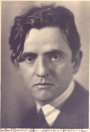 O Λουί Γκιγιού (1899-1980) στις αρχές της δεκαετίας του 1930 φωτογραφημένος από τον Ανρί Μαρτινί. Τις πρωτότυπες φωτογραφίες εξασφάλισε για την ARB η Ευγενία Γραμματικοπούλου, χάρη στην πρόθυμη ανταπόκριση και ευγενική παραχώρηση της Βιβλιοθήκης του Saint-Brieuc / Αρχείο Louis Guilloux.